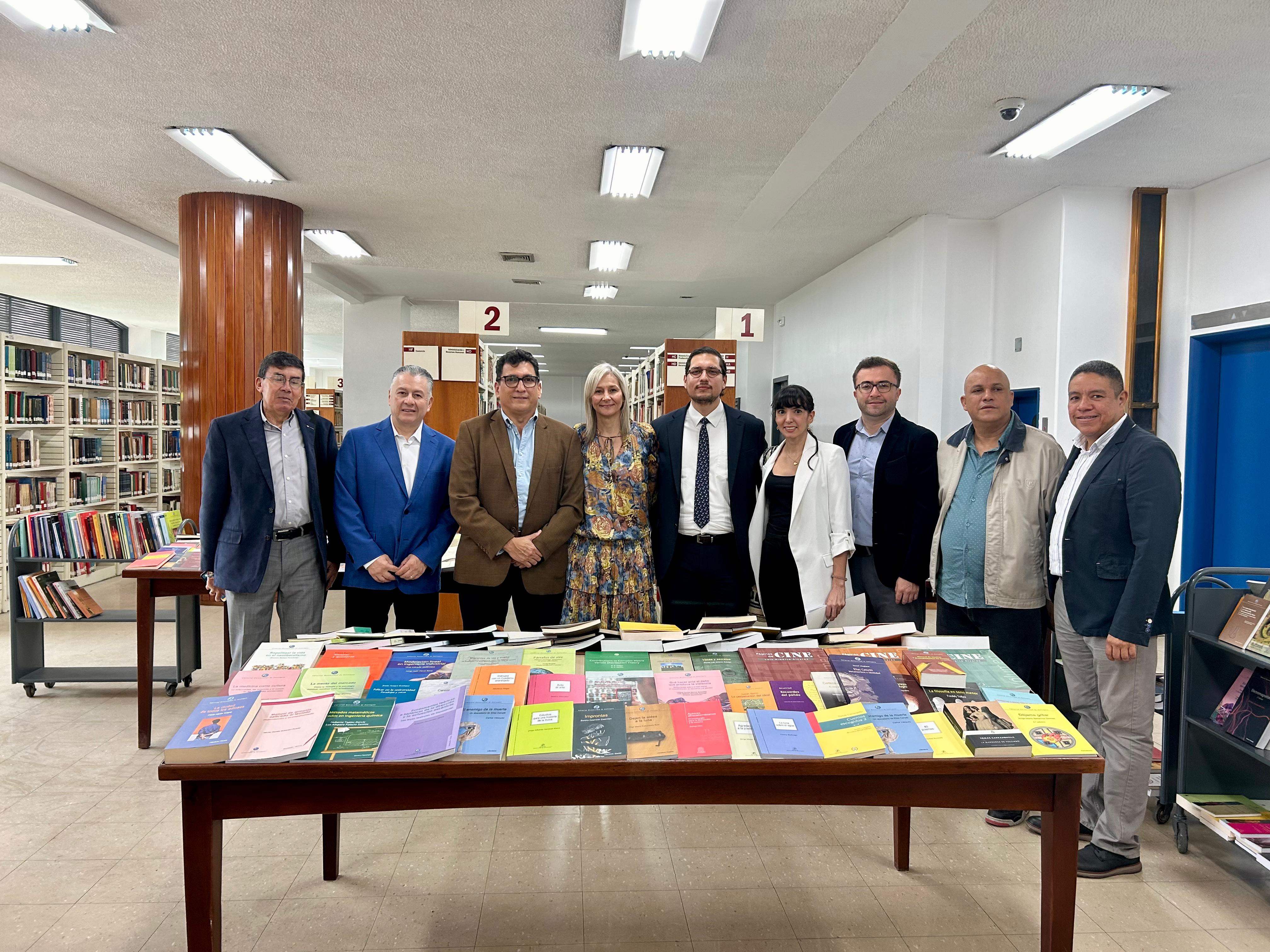 Embajador de Colombia realizó tercera entrega de publicaciones a la Universidad Central de Venezuela