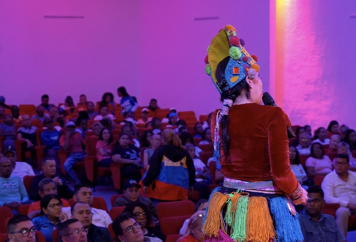 Carnaval de Negros y Blancos de Pasto brilla en Venezuela con teatro lleno y una celebración de hermandad