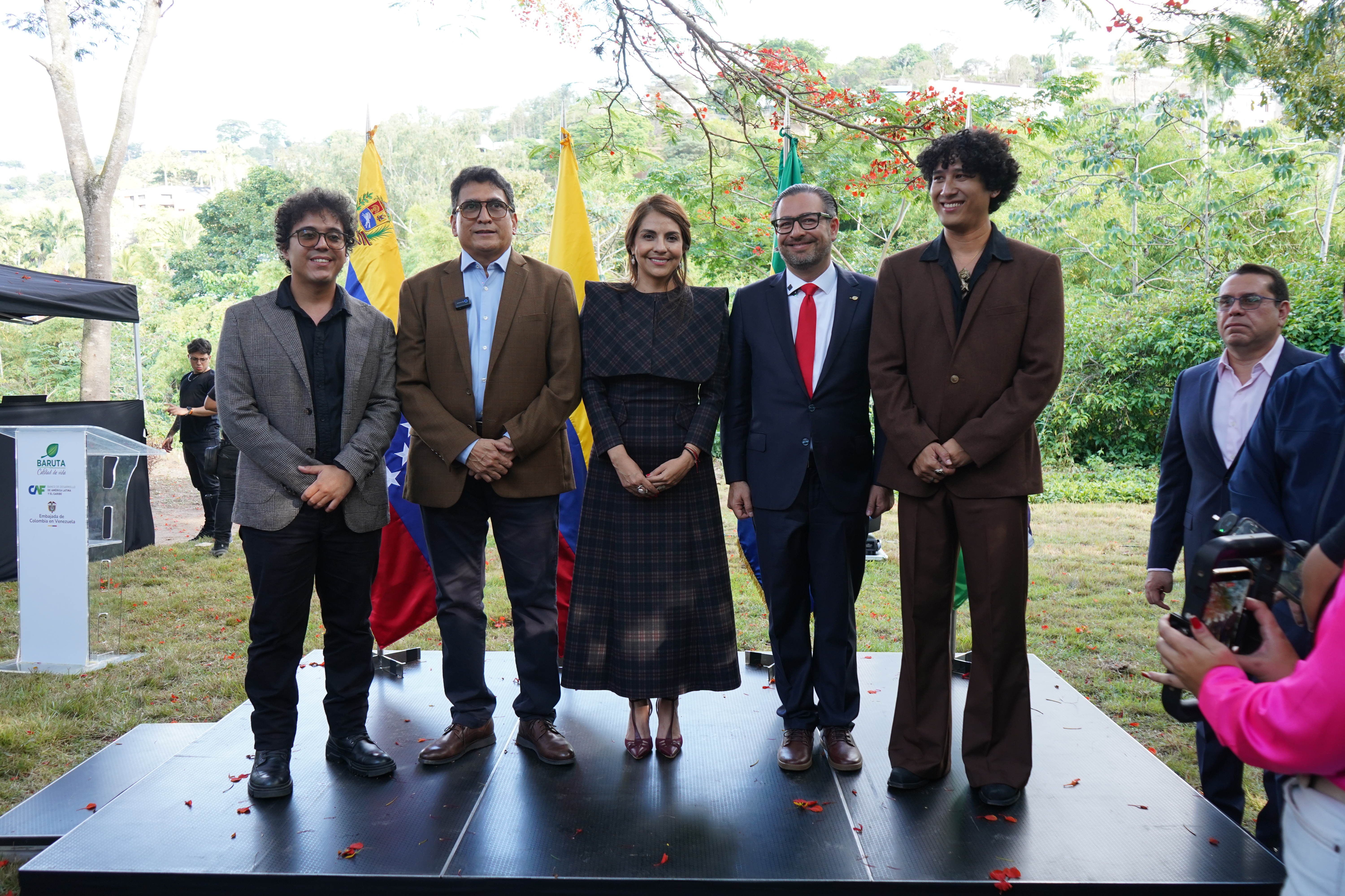 De izquierda a derecha: Orlando Oliveros; Milton Rengifo Hernández, embajador de Colombia en Venezuela; Alejandra Claros, secretaria general de CAF; Darwin González, alcalde del municipio Baruta; y Carlos Jairrán, escultor de la obra, durante la develación de la escultura de Gabriel García Márquez.