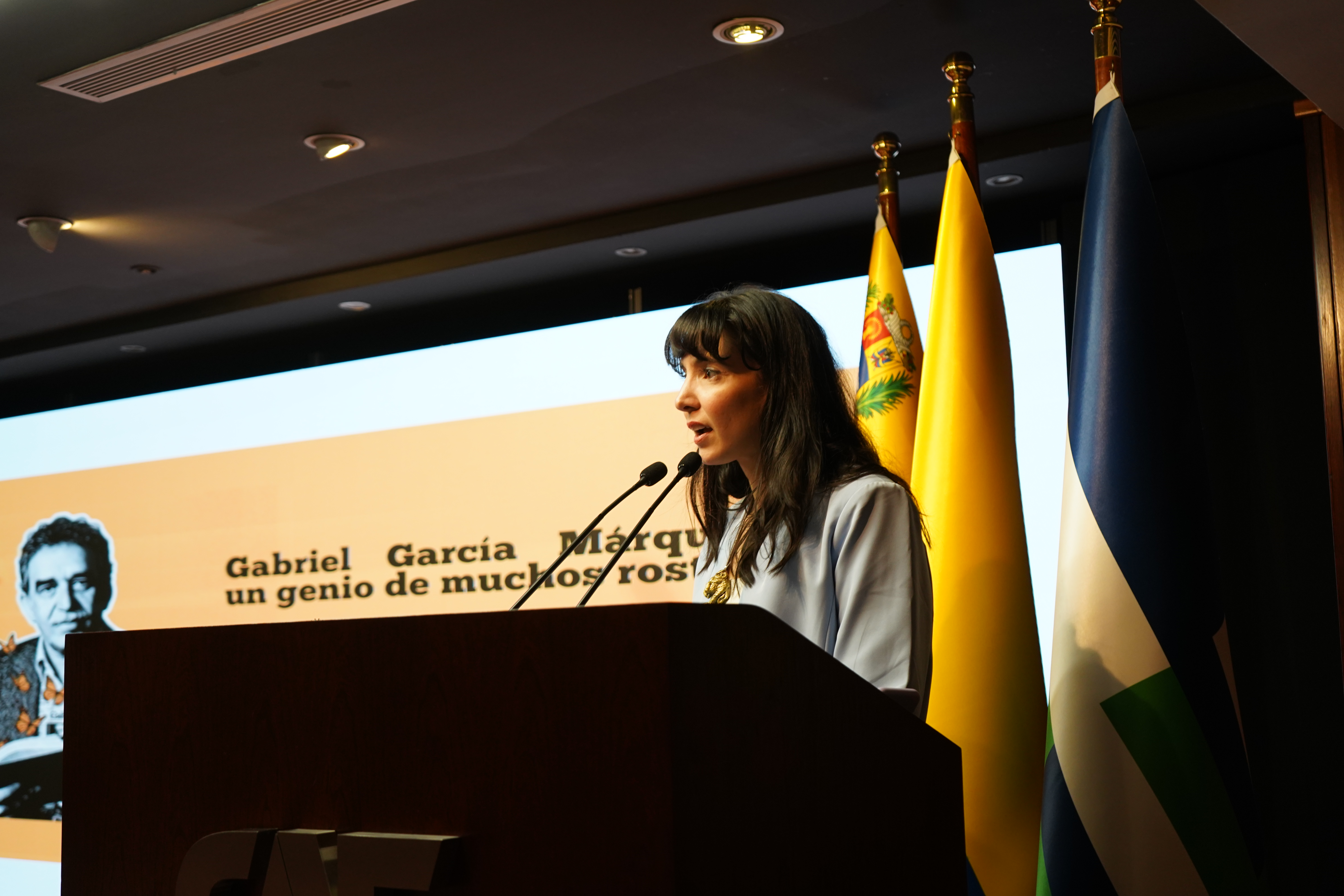 Diana López Zuleta, agregada cultural de la Embajada de Colombia en Venezuela, durante las palabras de bienvenida de la conferencia “Gabriel García Márquez: un genio de muchos rostros”.
