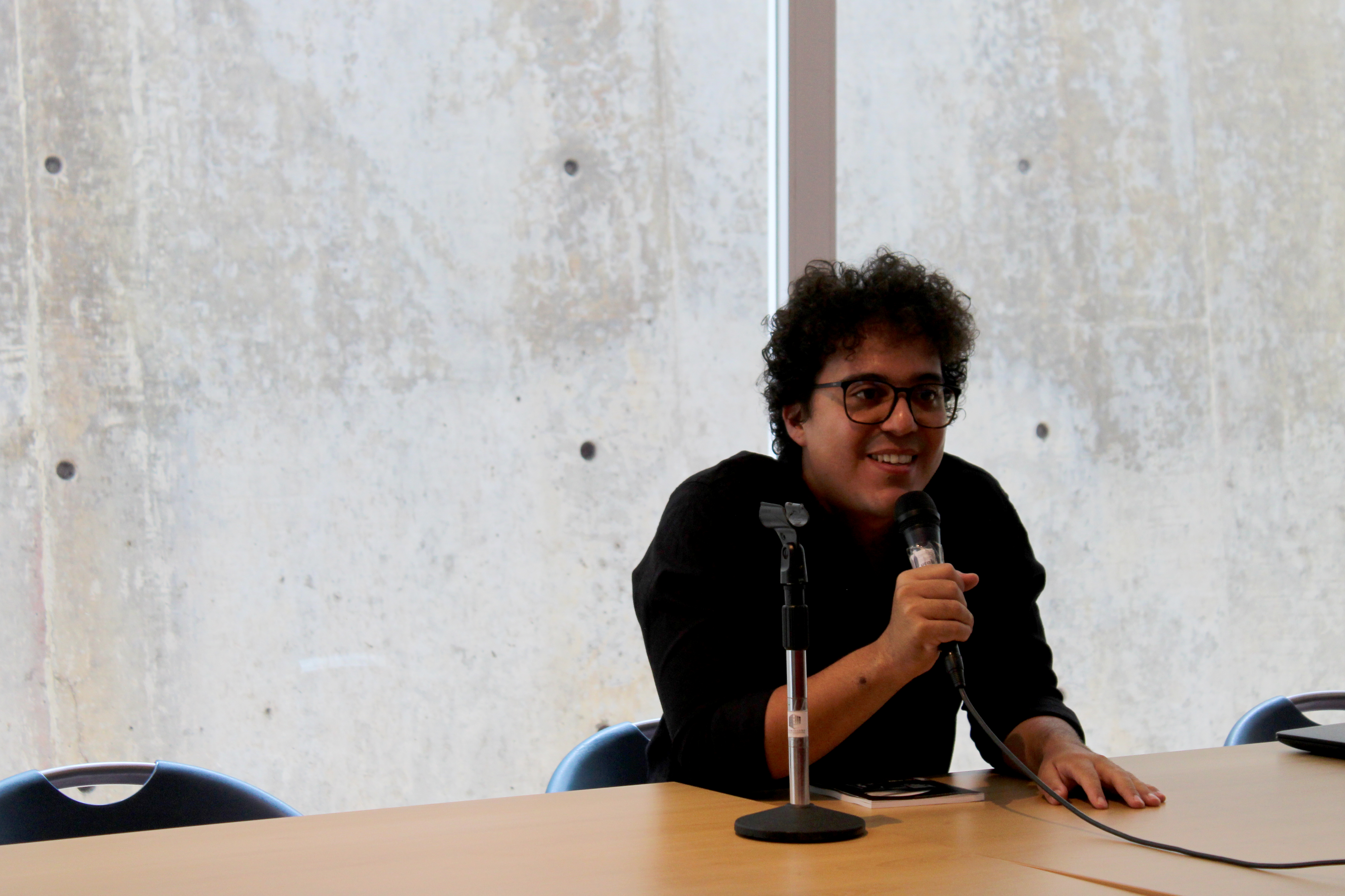 El escritor y periodista cultural colombiano Orlando Oliveros durante la conferencia “Cuando Macondo se escribe y se ve: un diálogo entre la obra de Gabriel García Márquez y Leo Matiz”, realizada en la Universidad Católica Andrés Bello (UCAB).