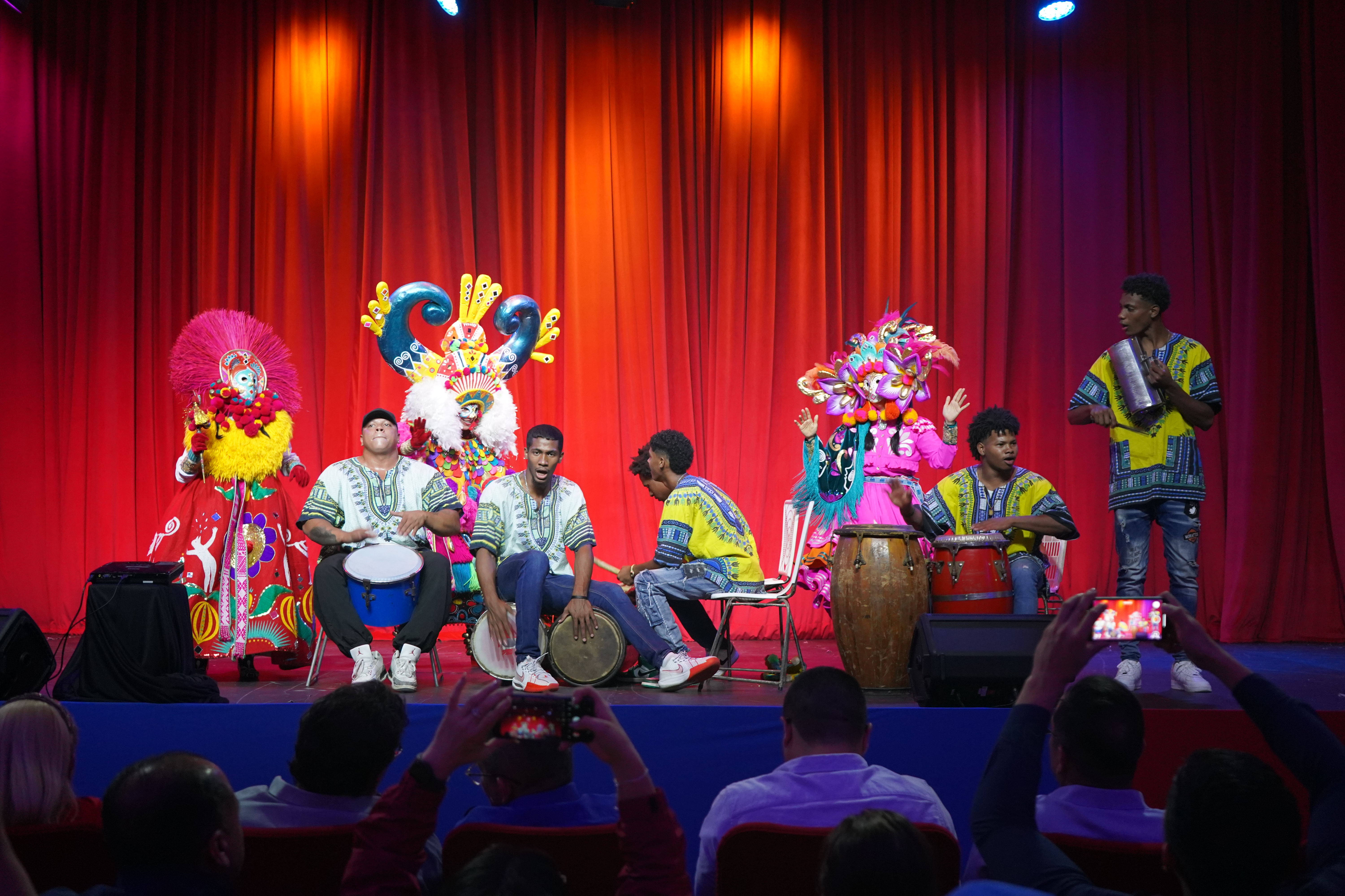 Carnaval de Negros y Blancos de Pasto brilla en Venezuela con teatro lleno y una celebración de hermandad 