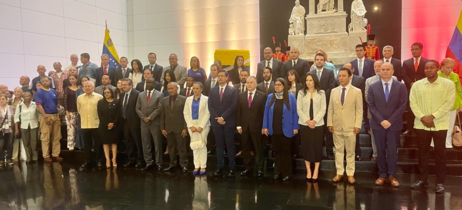 Misión diplomática de Colombia en Venezuela conmemora día de la independencia  