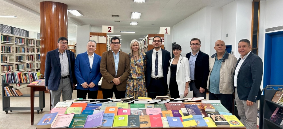 Embajador de Colombia realizó tercera entrega de publicaciones a la Universidad Central de Venezuela