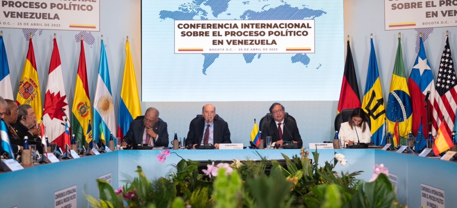      El Mandatario recalcó la propuesta de Colombia ante la Organización de Estados Americanos (OEA), en su reciente visita a Washington, de fortalecer el Sistema Interamericano de Derechos Humanos. Al respecto, señaló que le ha pedido al gobierno venezolano su reintegro, teniendo en cuenta que abandonó esta instancia en el 2012. De lograrlo, “sería una gran conquista”.   Bogotá, 25 de abril de 2023. El Presidente Gustavo Petro instaló este martes en el Palacio de San Carlos la Conferencia Internacional sob